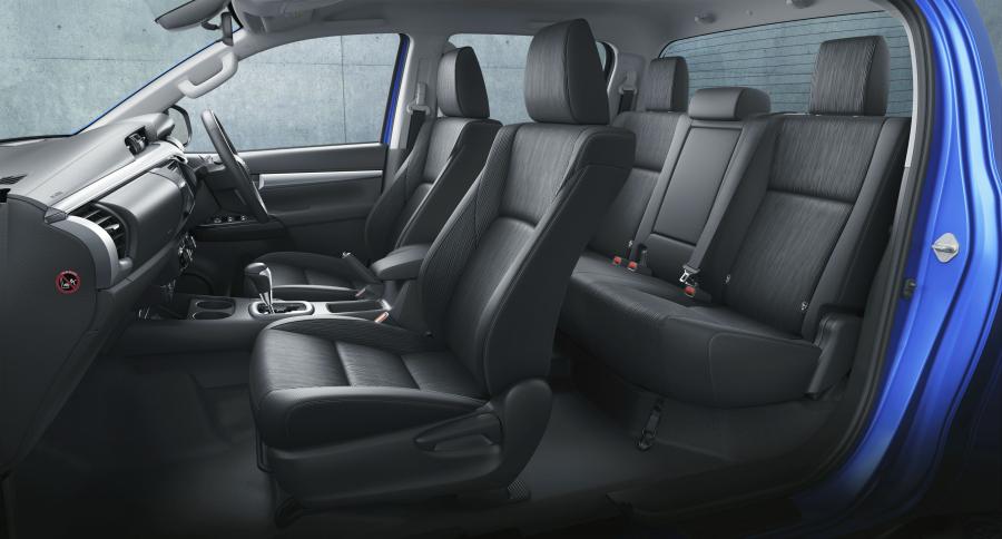Интерьер Toyota Hilux Z Double Cab 2017 года  (JP) (фото 9 из 16)